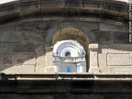 Palacio Salvo balcony from Puerta de la Ciudadela - Department of Montevideo - URUGUAY. Photo #34457