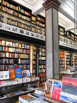 Librería Puro Verso, ex Pablo Ferrando en la peatonal Sarandí. - Departamento de Montevideo - URUGUAY. Foto No. 34444