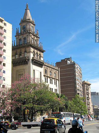 Ministerio de Salud Pública en Brandzen y 18 de Julio. - Departamento de Montevideo - URUGUAY. Foto No. 34428