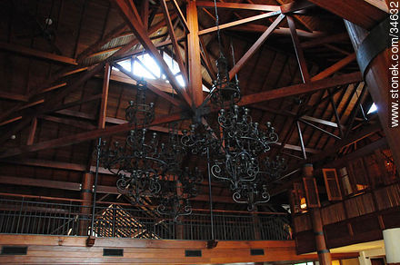 Estructuras de madera y lámparas de hierro - Departamento de Colonia - URUGUAY. Foto No. 34632