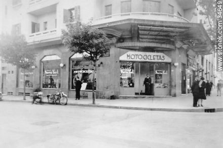 Old photo of a motorcycles store in July 18 and Beisso - Department of Montevideo - URUGUAY. Photo #34649