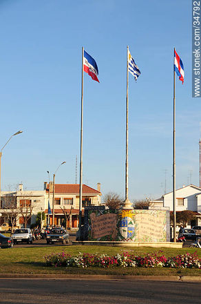 Pabellones patrios en la rambla de Mercedes - Departamento de Soriano - URUGUAY. Foto No. 34792