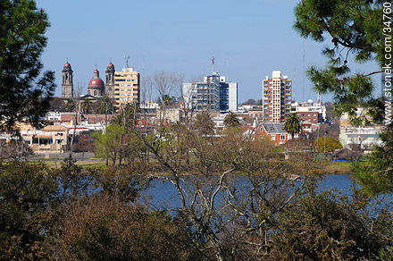 Ciudad de Mercedes vista desde el balneario Los Arrayanes en el departamento de Río Negro - Departamento de Soriano - URUGUAY. Foto No. 34760