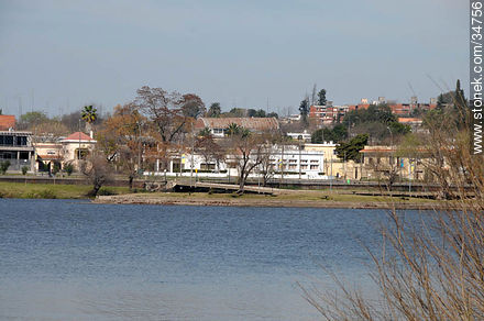 Ciudad de Mercedes vista desde el balneario Los Arrayanes en el departamento de Río Negro - Departamento de Soriano - URUGUAY. Foto No. 34756