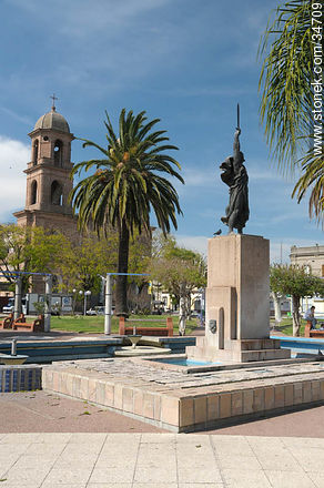 Plaza Constitución de Dolores. Cruzada de Dolores, acción de los 33 Orientales. - Departamento de Soriano - URUGUAY. Foto No. 34709