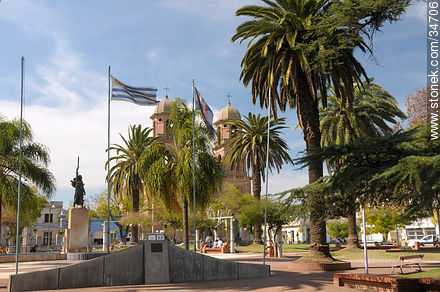 Plaza Constitución de Dolores. Cruzada de Dolores, acción de los 33 Orientales. - Departamento de Soriano - URUGUAY. Foto No. 34706