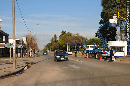 Reparando el semáforo en la avenida 18 de Julio. Ruta 25. - Departamento de Río Negro - URUGUAY. Foto No. 35071