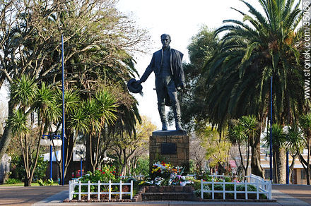 Plaza Independencia. Monumento a Artigas. - Departamento de Río Negro - URUGUAY. Foto No. 35066