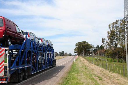 Camión de transporte de vehículos en ruta 3. - Departamento de Río Negro - URUGUAY. Foto No. 35030
