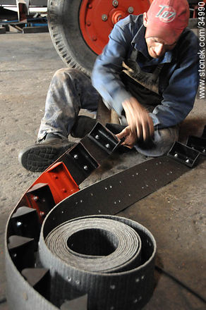 Afilando las cuchillas de una cinta - Departamento de Río Negro - URUGUAY. Foto No. 34990