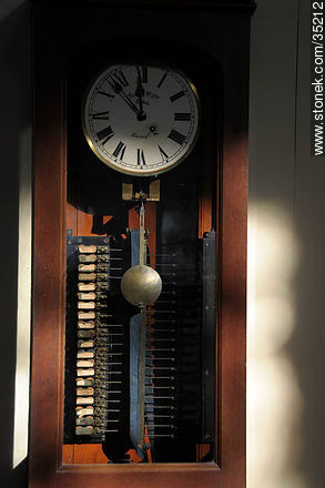 Museo con las oficinas del ex frigorifico Anglo en Fray Bentos. Reloj antiguo de péndulo. - Departamento de Río Negro - URUGUAY. Foto No. 35212