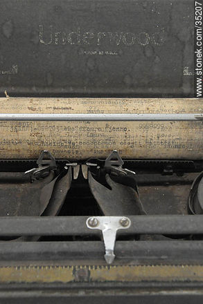 Museo con las oficinas del ex frigorifico Anglo en Fray Bentos. Antigua máquina de escribir Underwood. - Departamento de Río Negro - URUGUAY. Foto No. 35207