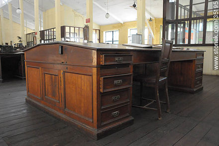 Antiguo gran escritorio del ex frigorífico Anglo. - Departamento de Río Negro - URUGUAY. Foto No. 35195
