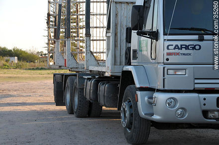 Truck center. Camión de transporte de troncos para la planta de celulosa. - Departamento de Río Negro - URUGUAY. Foto No. 35260