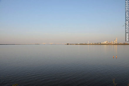 Playa Ubici en el río Uruguay frente a la planta de proceso de celulosa - Departamento de Río Negro - URUGUAY. Foto No. 35305