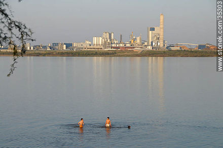 Playa Ubici en el río Uruguay frente a la planta de proceso de celulosa - Departamento de Río Negro - URUGUAY. Foto No. 35303