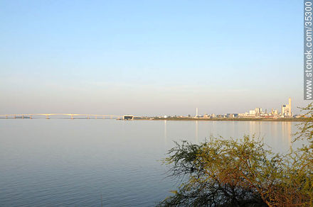 Playa Ubici en el río Uruguay frente a la planta de proceso de celulosa y al puente internacional - Departamento de Río Negro - URUGUAY. Foto No. 35300