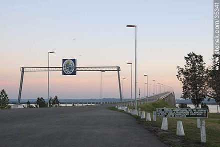 Acceso al puente internacional San Martín desde la margen uruguaya - Departamento de Río Negro - URUGUAY. Foto No. 35341