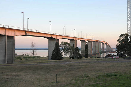Puente San Martín que une Fray Bentos con Puerto Unzué al amanecer - Departamento de Río Negro - URUGUAY. Foto No. 35338