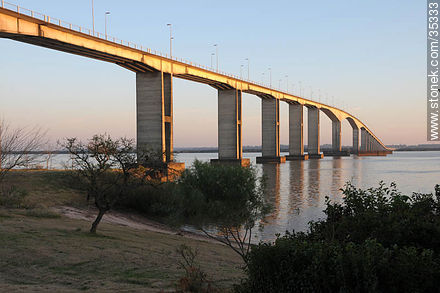 Puente General San Martín sobre el Río Uruguay que une Uruguay con Argentina - Departamento de Río Negro - URUGUAY. Foto No. 35333