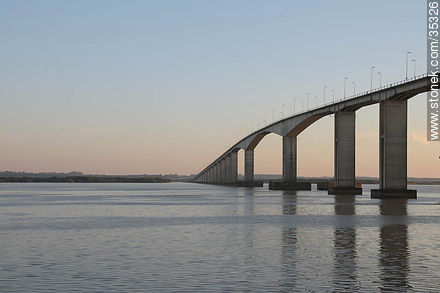 Puente General San Martín sobre el Río Uruguay que une Uruguay con Argentina - Departamento de Río Negro - URUGUAY. Foto No. 35326