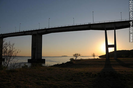 Puente General San Martín sobre el Río Uruguay que une Uruguay con Argentina - Departamento de Río Negro - URUGUAY. Foto No. 35325