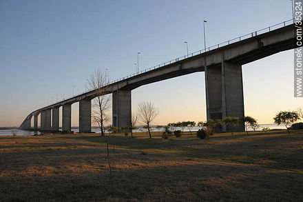 Puente General San Martín sobre el Río Uruguay que une Uruguay con Argentina - Departamento de Río Negro - URUGUAY. Foto No. 35324