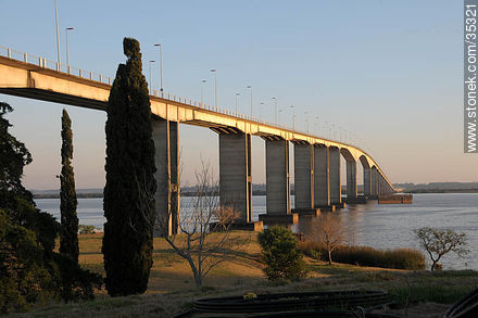 Puente General San Martín entre Fray Bentos y Puerto Unzué. Uruguay - Argentina. - Departamento de Río Negro - URUGUAY. Foto No. 35321