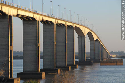 Puente General San Martín que entre Fray Bentos y Puerto Unzué. Uruguay - Argentina. - Departamento de Río Negro - URUGUAY. Foto No. 35319
