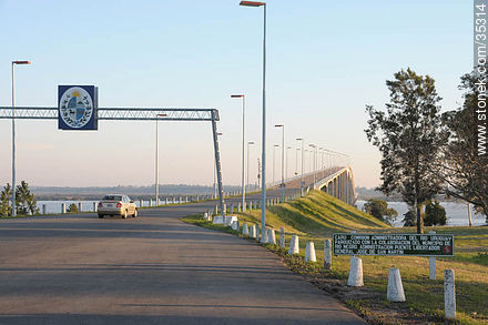 Escudo uruguayo en la cabecera del puente General San Martín - Departamento de Río Negro - URUGUAY. Foto No. 35314