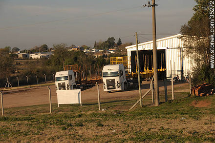 Camiones madereros en mantenimiento - Departamento de Río Negro - URUGUAY. Foto No. 35272