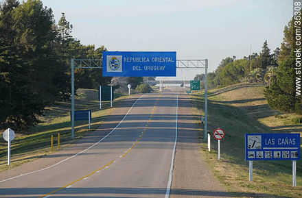 Ruta 2 a Montevideo y desvío a Fray Bentos y Las Cañas. - Departamento de Río Negro - URUGUAY. Foto No. 35308