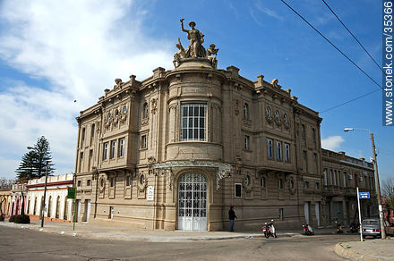Teatro Young en la Avenida 25 de Mayo - Departamento de Río Negro - URUGUAY. Foto No. 35366