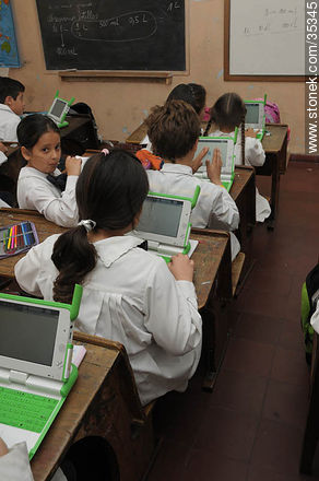 School children learning with their personal computers. Ceibal plan in Uruguay. - Rio Negro - URUGUAY. Photo #35345