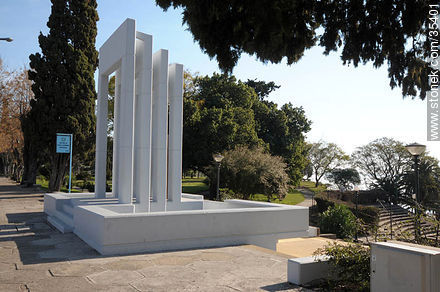Monumento al ex intendente Guillermo Ruggia frente al río Uruguay - Departamento de Río Negro - URUGUAY. Foto No. 35401