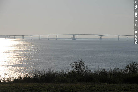 Río Uruguay.  Puente General San Martín entre Uruguay y Argentina - Departamento de Río Negro - URUGUAY. Foto No. 35415
