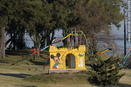 Parque infantil en Fray Bentos próximo al Río Uruguay - Departamento de Río Negro - URUGUAY. Foto No. 35456