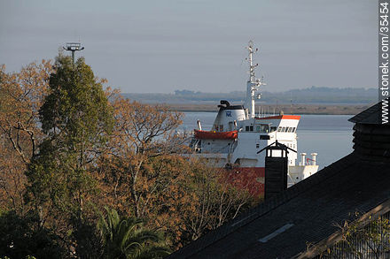 Barco en el puerto de Fray Bentos - Departamento de Río Negro - URUGUAY. Foto No. 35454
