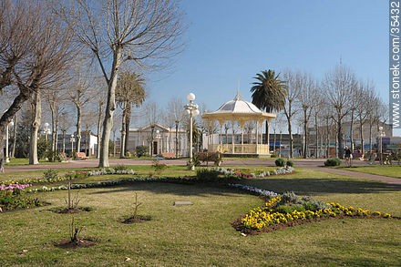 Glorieta en la Plaza Constitución. - Departamento de Río Negro - URUGUAY. Foto No. 35432