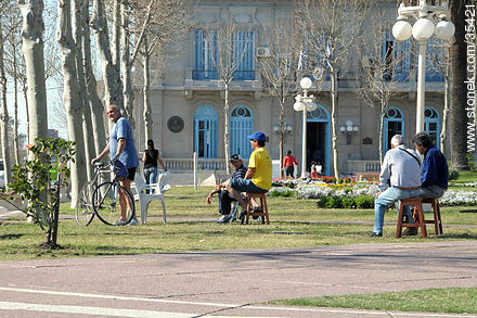 Fraybentinos disfrutando del sol en la Plaza Constitución - Departamento de Río Negro - URUGUAY. Foto No. 35421