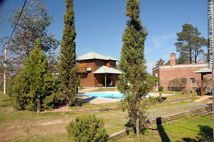 Residencia de Los Arrayanes - Departamento de Río Negro - URUGUAY. Foto No. 35481