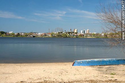Playa del balneario Los Arrayanes - Departamento de Río Negro - URUGUAY. Foto No. 35477