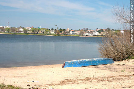 Playa del balneario Los Arrayanes - Departamento de Río Negro - URUGUAY. Foto No. 35475