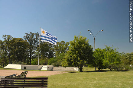Plaza de la Bandera en el Prado de la Piedra Alta - Departamento de Florida - URUGUAY. Foto No. 35598