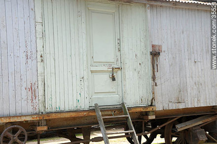 Viejos vagones de ferrocarril utilizados como viviendas provisorias - Departamento de Florida - URUGUAY. Foto No. 35521