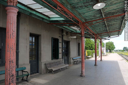 Estación de tren de Florida. Estructura metálica antigua, techo del andén. - Departamento de Florida - URUGUAY. Foto No. 35516