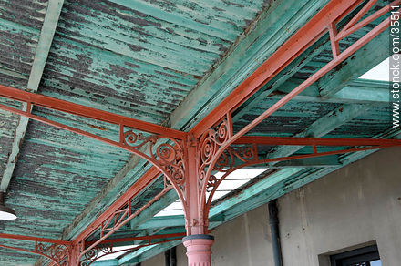 Estación de tren de Florida. Estructura metálica antigua, techo del andén. - Departamento de Florida - URUGUAY. Foto No. 35511