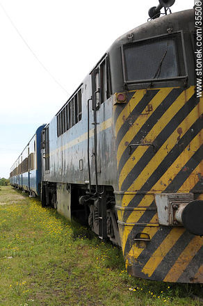 Train station. Diesel locomotive. - Department of Florida - URUGUAY. Photo #35506