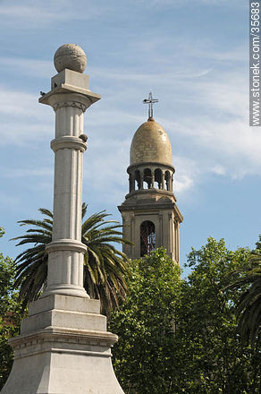 Monumento a Cristóbal Colón. Cúpula de la iglesia San Pedro. - Stonek  Fotografía - Foto No. 35683