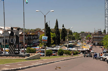 Avenida Treinta y Tres Orientales - Departamento de Rivera - URUGUAY. Foto No. 36047